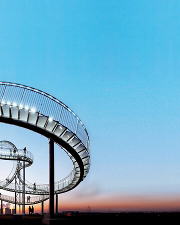 Tiger & Turtle – Magic Mountain in Duisburg in der Metropole Ruhr als begehbare Landmarke mit spiralförmiger Stahlkonstruktion.