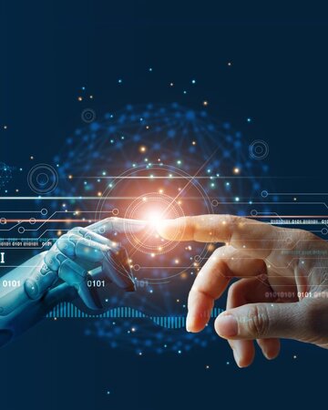 Computergenerierte Illustration von einer Roboterhand und einer menschliche Hand, die sich mit den Fingerspitzen vor digitalem Hintergrund berühren.