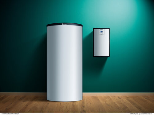 Zwei moderne Heizungsgeräte des Herstellers Vaillant vor einer türkisfarbenen Wand, links ein großes zylinderartiges Gerät, rechts ein kompaktes kastenartiges.