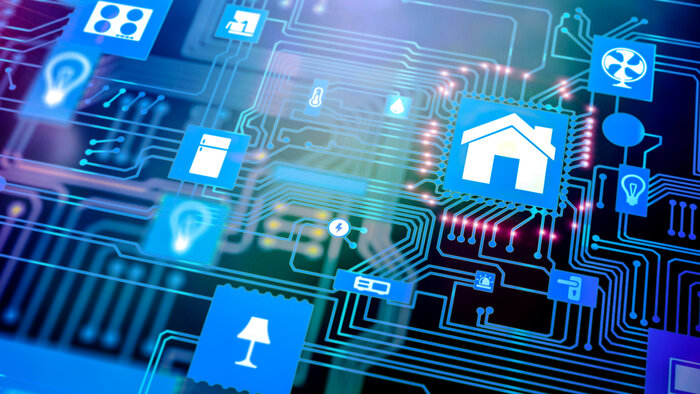 Eine grafische Darstellung einer Leiterplatte mit leuchtenden Symbolen für Smart-Home-Geräte wie Haus, Lampe, Kühlschrank und Thermostat.