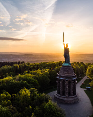 Hermannsdenkmal im Teutoburger Wald bei Detmold in der Region Ostwestfalen-Lippe im Sonnenuntergang.