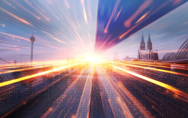 Eine Illustration von Lichtstrahlen, die zum Mittelpunkt des Bildes führen, drumherum sind der Kölner Dom, die Hohenzollernbrücke und ein Fernsehturm.