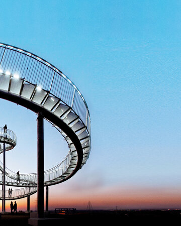 Tiger & Turtle – Magic Mountain in Duisburg in der Metropole Ruhr als begehbare Landmarke mit spiralförmiger Stahlkonstruktion.