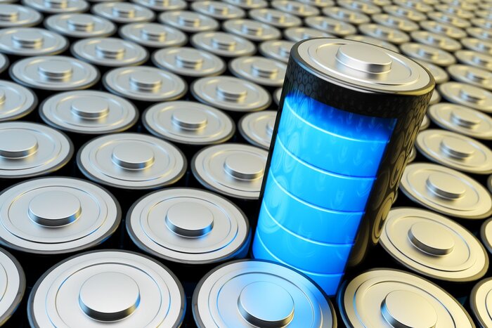 Computergenerierte Illustration mehrerer Batterien, im Vordergrund eine große Batterie mit blauer Ladeanzeige.