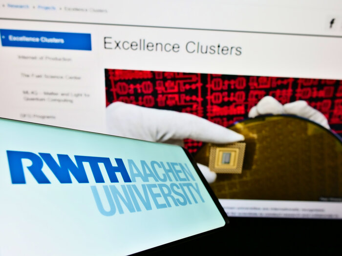 Ein Bildschirm mit dem Schriftzug RWTH Aachen University, im Hintergrund eine geöffnete Webseite mit der englischsprachigen Überschrift Excellence Clusters.