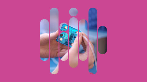 Hände halten ein kleines blaues technisches Bauteil, grafisch durch eine pinke Schablone überlagert, die das Bild in Form von nebeneinander liegenden Balken partiell sichtbar machen. 