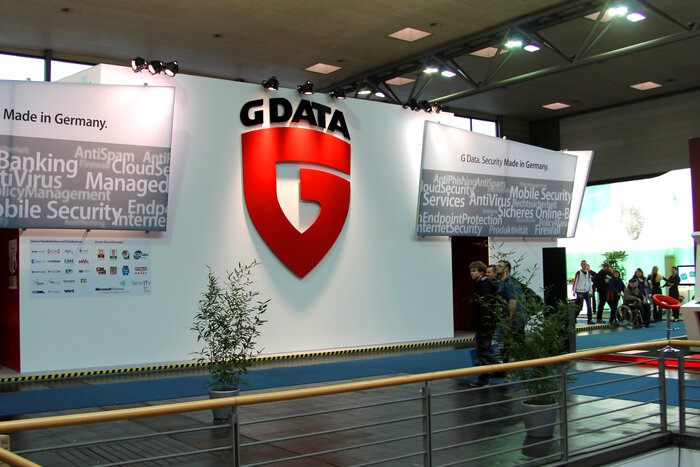 Ein Messestand des Cybersicherheits-Unternehmens G DATA mit großem roten Logo und weiteren Werbetafeln.