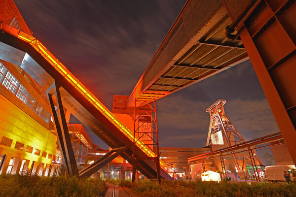 Die Zeche Zollverein bei Nacht mit dekorativer Beleuchtung.