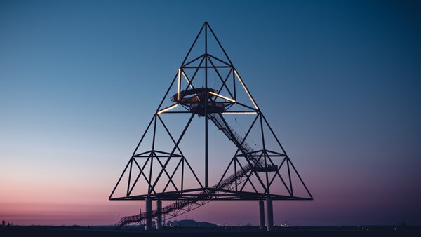 Das Tetraeder in Bottrop bei Dämmerung.