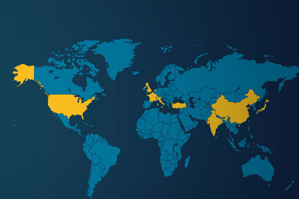 Eine Weltkarte auf der folgende Länder farblich hervorgehoben sind: USA, Vereinigtes Königreich, Frankreich, Deutschland, Türkei, Indien und China.