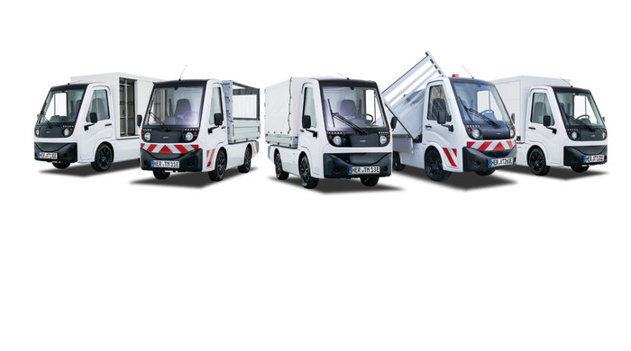 Fünf weiße Elektro-Nutzfahrzeuge in unterschiedlichen Varianten, darunter Kastenwagen, Pritsche und Kipper.