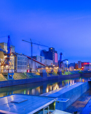 Duisburger Innenhafen mit Uferpromenade und Museum Küppersmühle am Niederrhein.